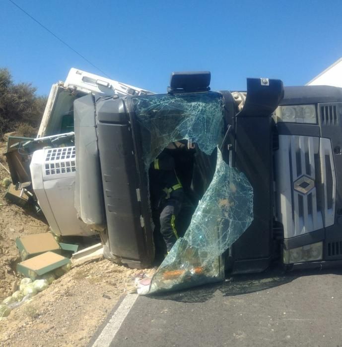 Herido al volcar su camión en Águilas