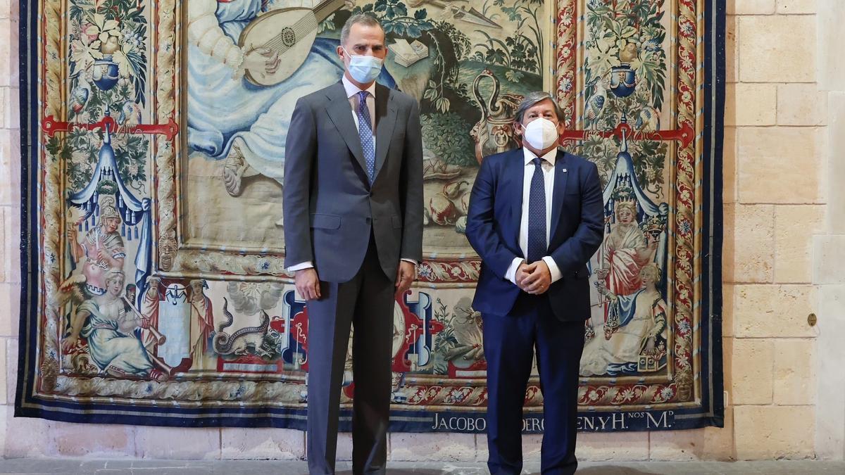 El rey Felipe VI junto con el presidente del Parlament, Vicenç Thomàs