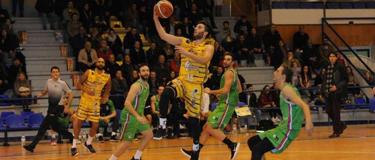 En el partido de la primera vuelta en O Pombal la victoria cayó del lado amarillo por cuatro puntos de margen. // I. Abella