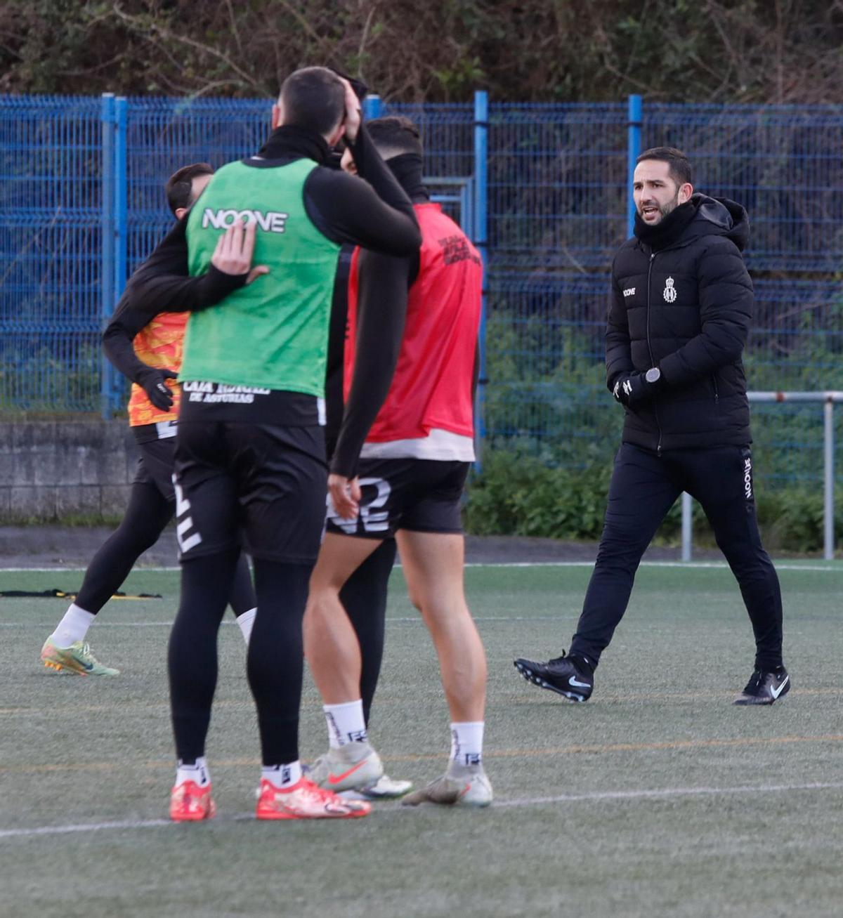 Dani Vidal, a la derecha, durante el entrenamiento de ayer.  | MARA VILLAMUZA