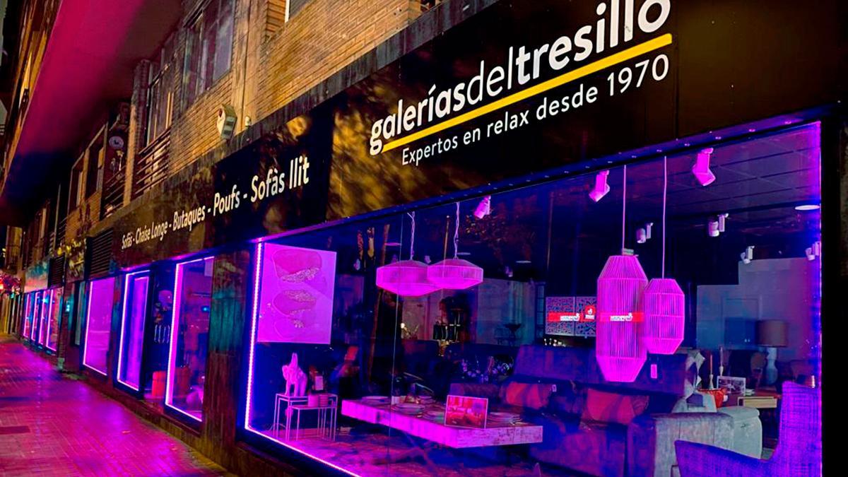 Galerías del Tresillo ha iluminado todas sus tiendas en Barcelona para visibilizar la lucha contra cáncer de mama.