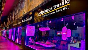 Galerías del Tresillo ha iluminado todas sus tiendas en Barcelona para visibilizar la lucha contra cáncer de mama.