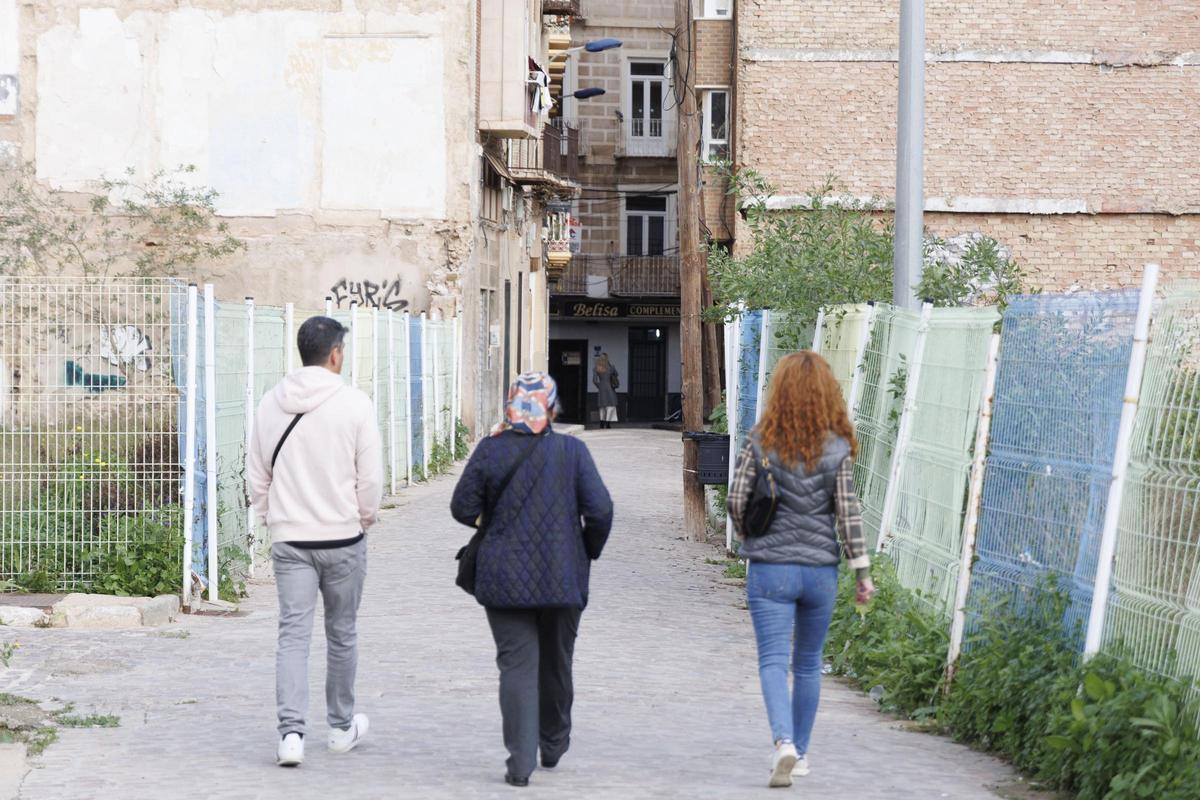 Varias personas pasean por la calle Morería