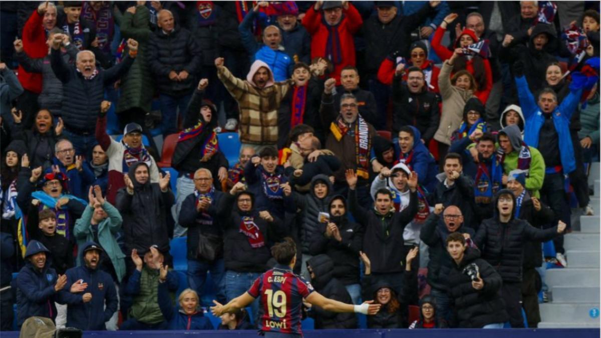 Carlos Espí celebrando su gol con todos los granotas en el Ciutat de València