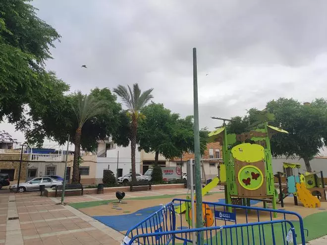 Una farola en mal estado cae en un parque infantil de San Roque