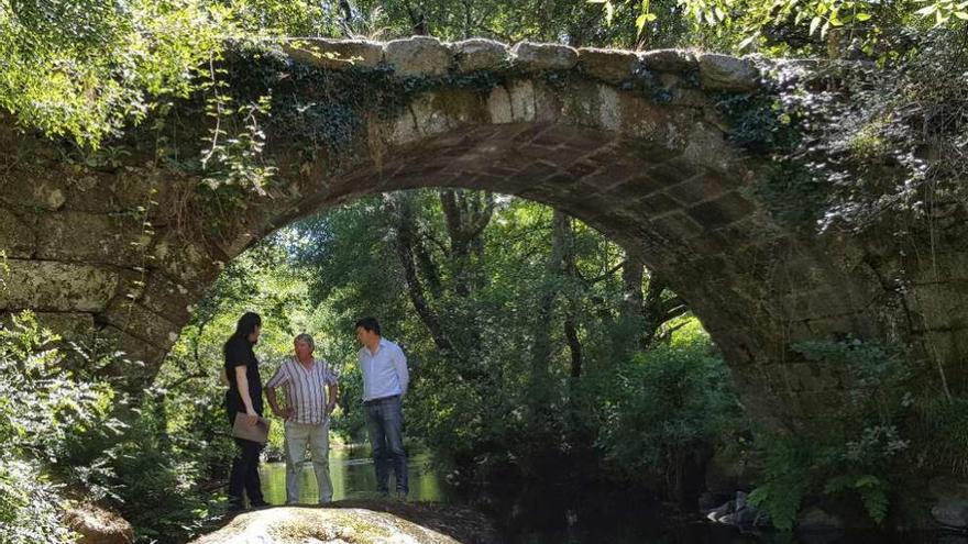 González y Casares, con un técnico, ayer, en la Ponte dos Cabalos, que enlaza los municipios de Lalín y Agolada.