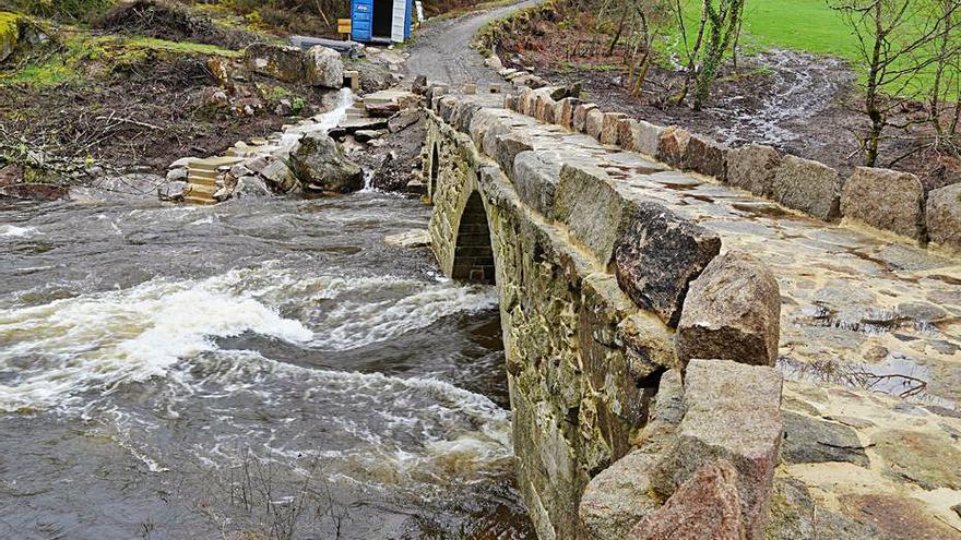 El río Arnego a la altura de la Ponte dos Cabalos. |   // BERNABÉ