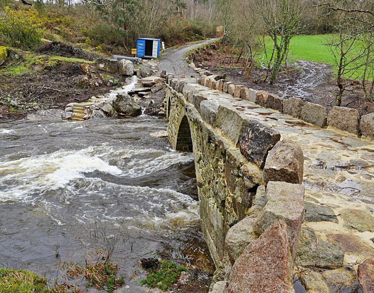 El río Arnego a la altura de la Ponte dos Cabalos. | // BERNABÉ