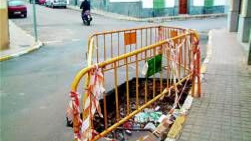 Una zanja en la calle huerto lleva abierta mas de dos meses