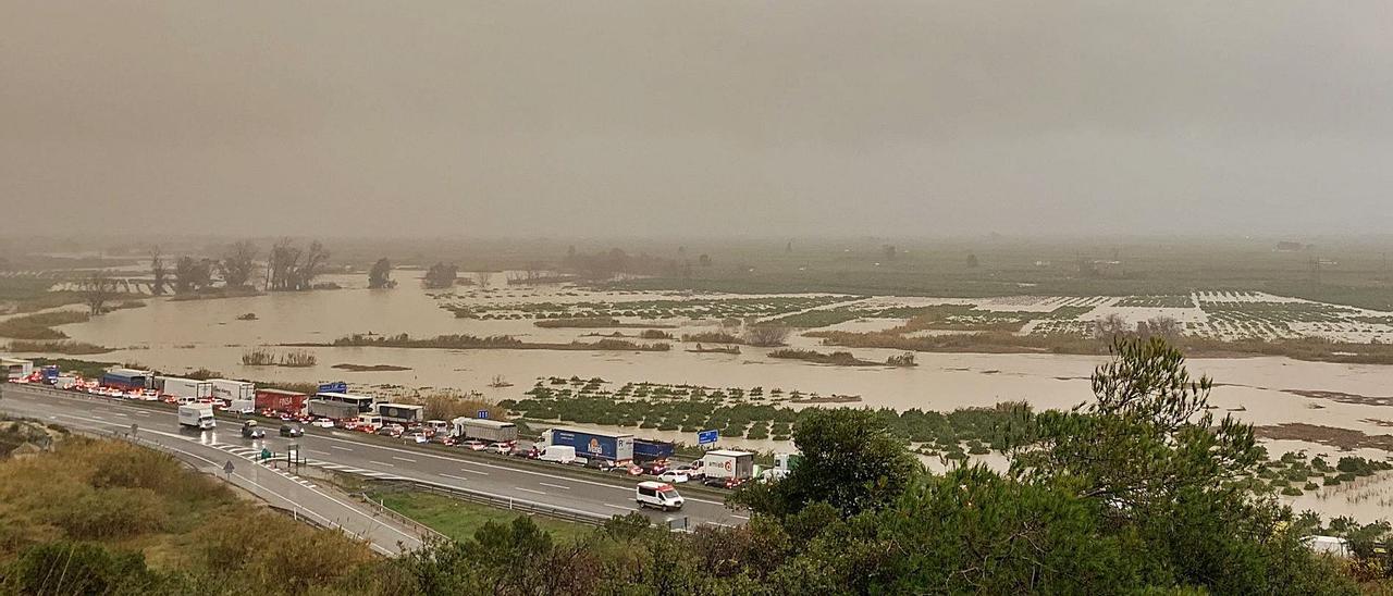 El desbordamiento del Xúquer en la confluencia con el Albalda llegó a cortar la autovía A-7 en el temporal del pasado enero.