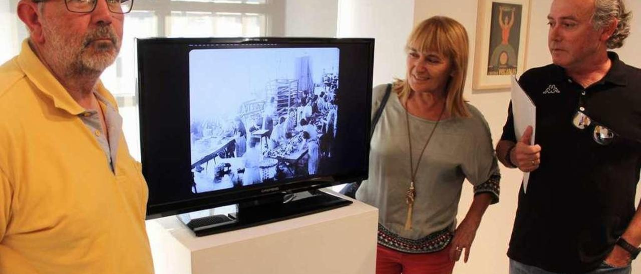 Monchu Rodríguez, junto a Lucía Fandos y Toño Cuervo, ayer, visionando la proyección del documental en el Museo Antón.