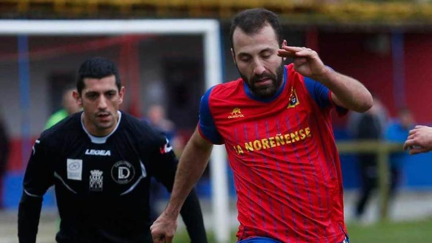 Aitor Hervás controla el esférico ante Portu.