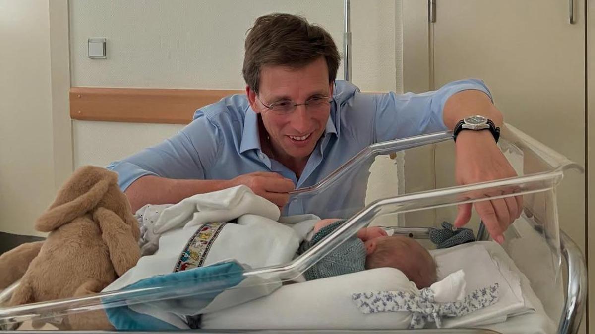 El alcalde Almeida presenta en sociedad a su hijo Lucas, nacido en julio.