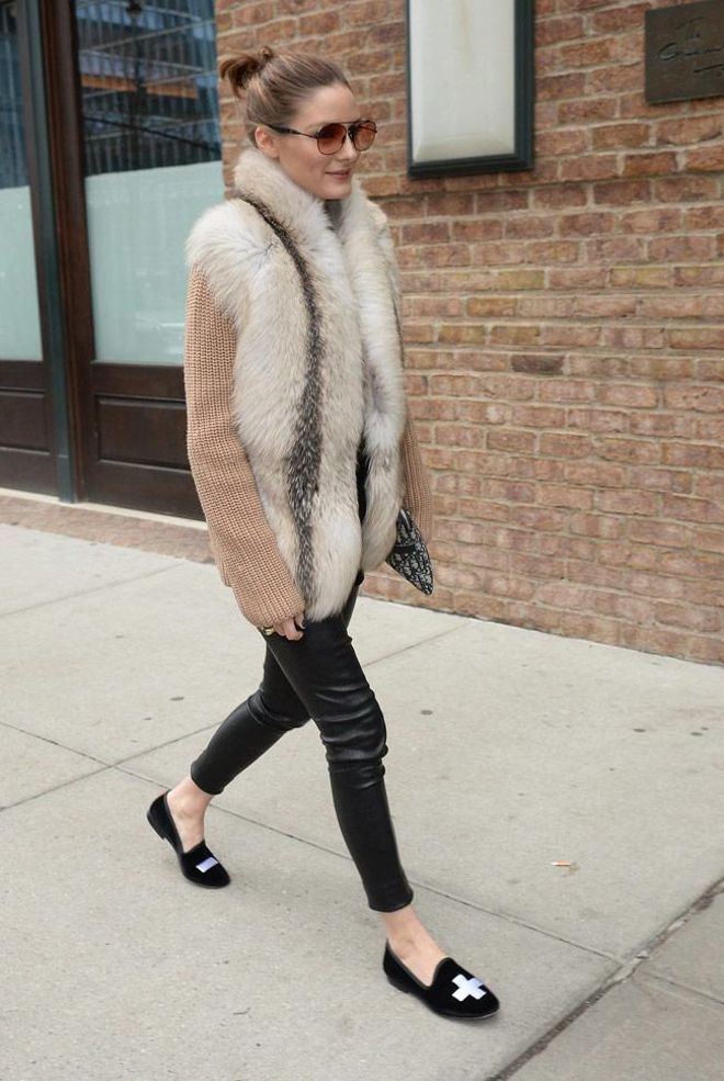 Olivia Palermo con unas divertidas slippers negras