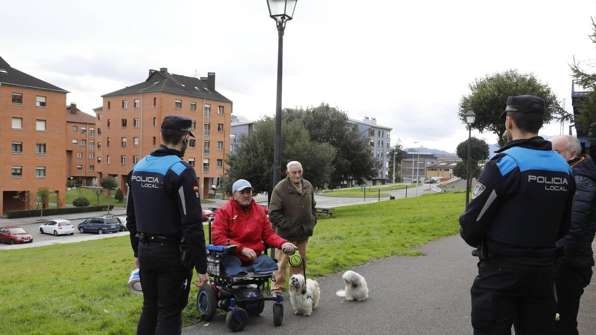 Así trabajan los efectivos de la Policía de Barrio que ya patrullan por La Corredoria