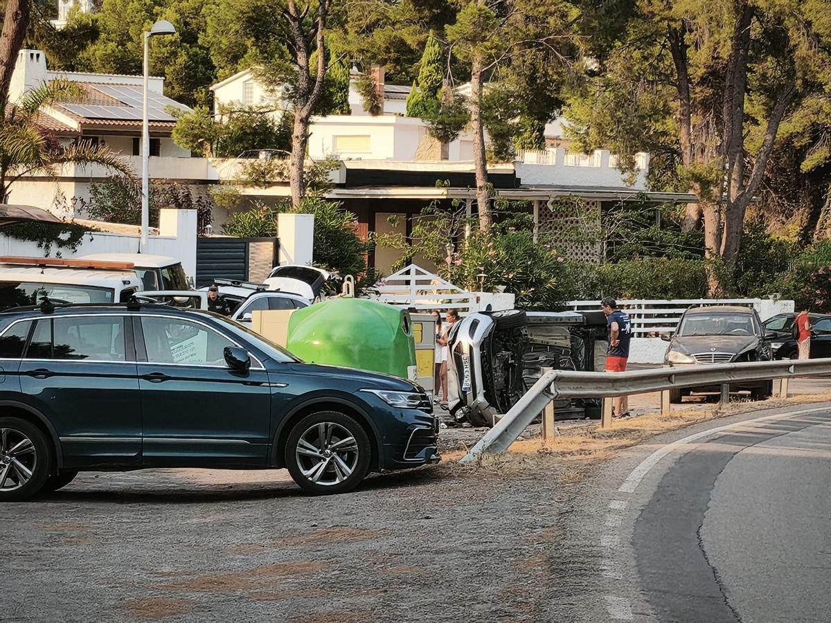 El turismo volcó tras una salida de la vía por la carretera que conecta Las Playetas con Benicàssim.