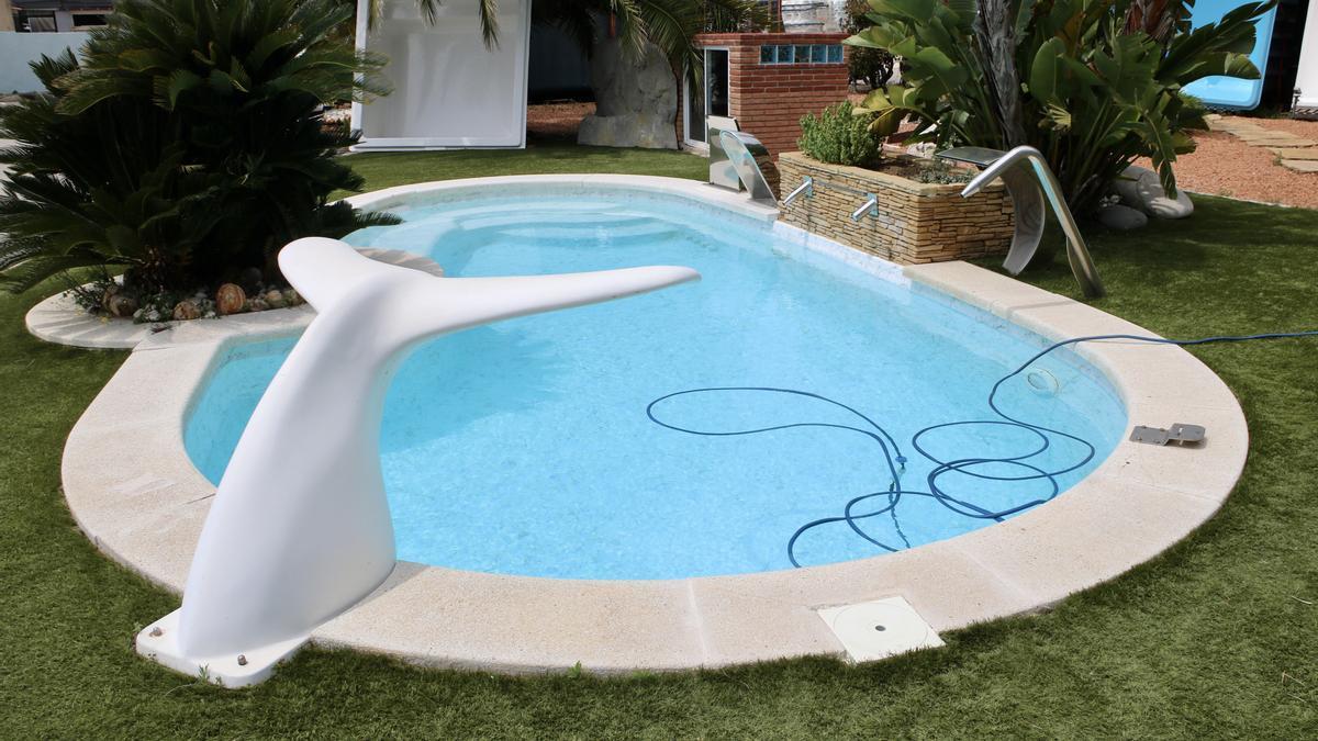 Una piscina d'obra exposada a la seu de l'empresa El Món de la Piscina, a Mataró.