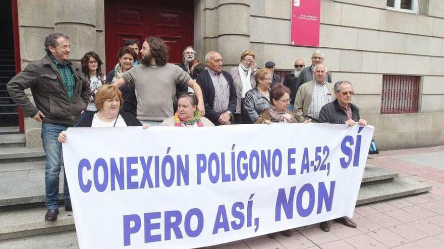 Un grupo de manifestantes, ayer, ante la Subdelegación del Gobierno. // Iñaki Osorio