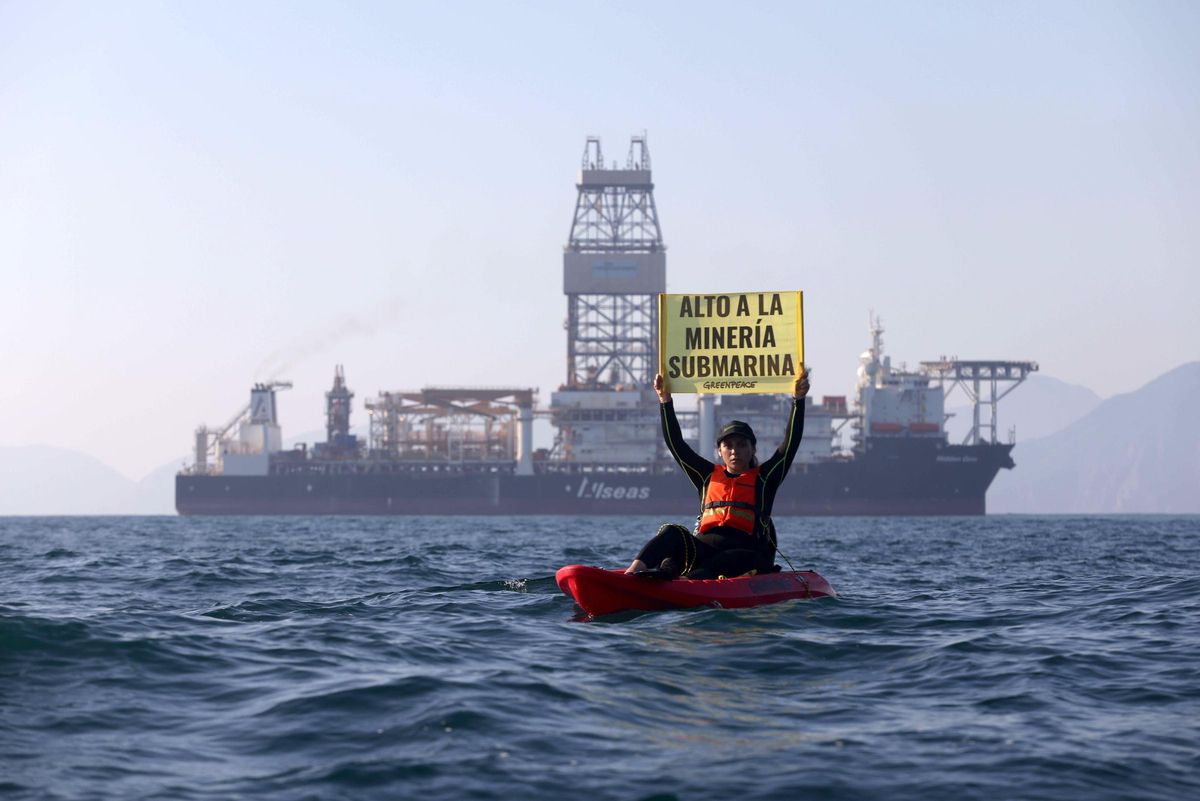 Una activista de Greenpeace protesta contra la minería submarina.