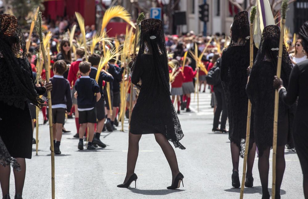 Las calles de Alicante se llenan de fieles en las procesiones del Domingo de Ramos