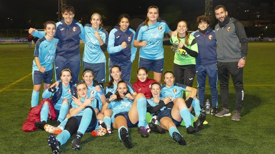 Jugadoras y técnico del CF Miramar celebran la victoria