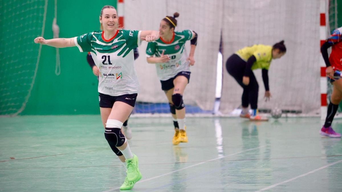 Bárbara Piñeira celebra un gol.