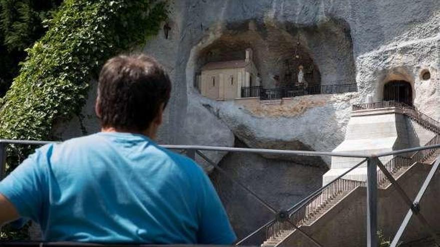 Un visitante contempla la réplica de la gruta de Covadonga ubicada en la finca de San Eutiquio.