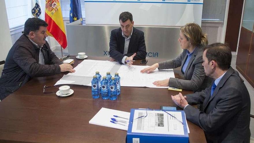 Uxío Grande (izquierda) en la reunión con Rodríguez y representantes de la consellería.