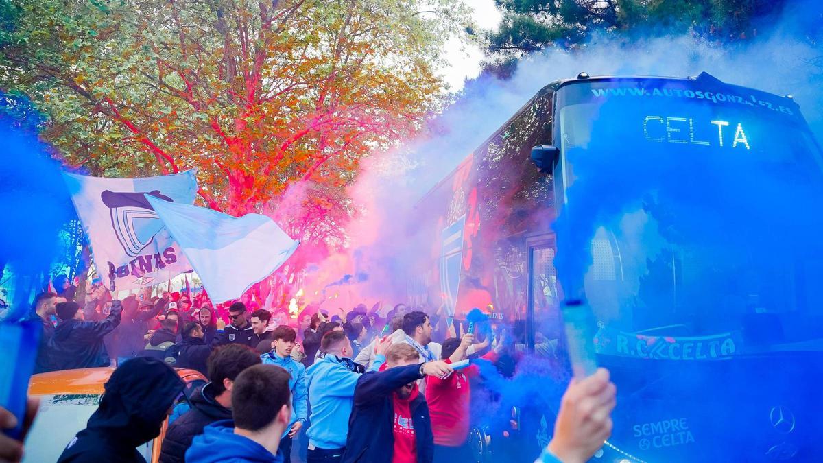 Numerosos aficionados del Celta sorprendieron al equipo en el hotel de concentración