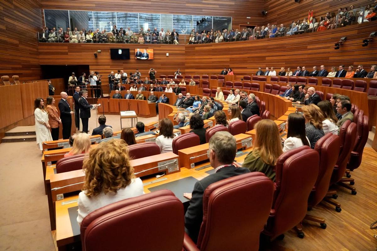 El presidente de las Cortes, Francisco Vázquez, abre el acto de toma posesión.