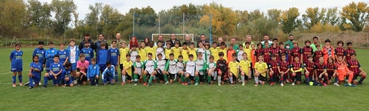 Foto de familia con los conjuntos participantes en el Torneo Villa de Novillas de fútbol alevín.