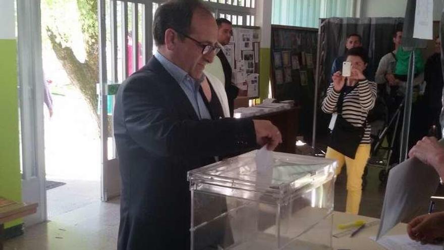 Sotelo (PP) votando el domingo en Aldán. // Faro