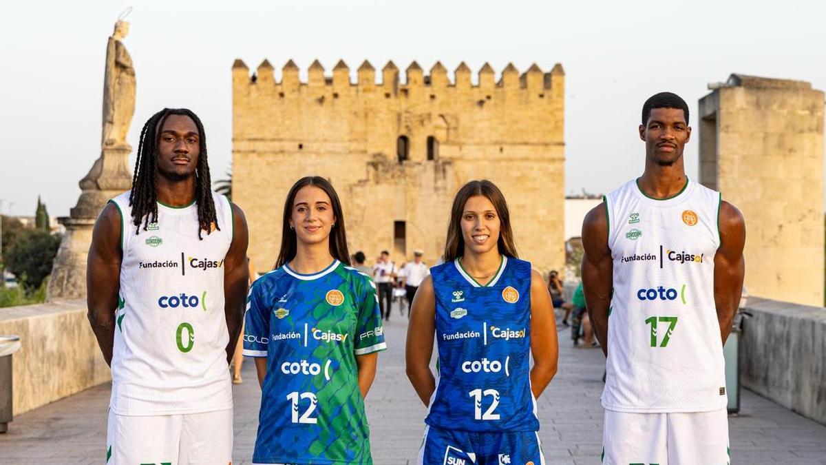 El Cajasol Coto Córdoba presenta sus nuevas equipaciones Hummel antes de medirse al Cáceres