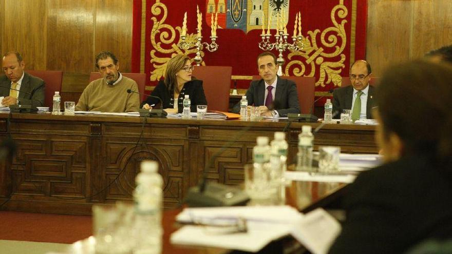 Martín Pozo preside el pleno de la Diputación.