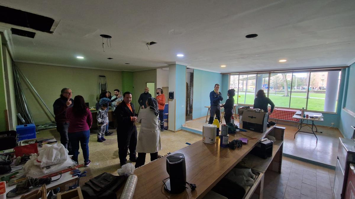 Varios socios de Biodevas participan en la jornada de rehabilitación del local este fin de semana, en Lugones.