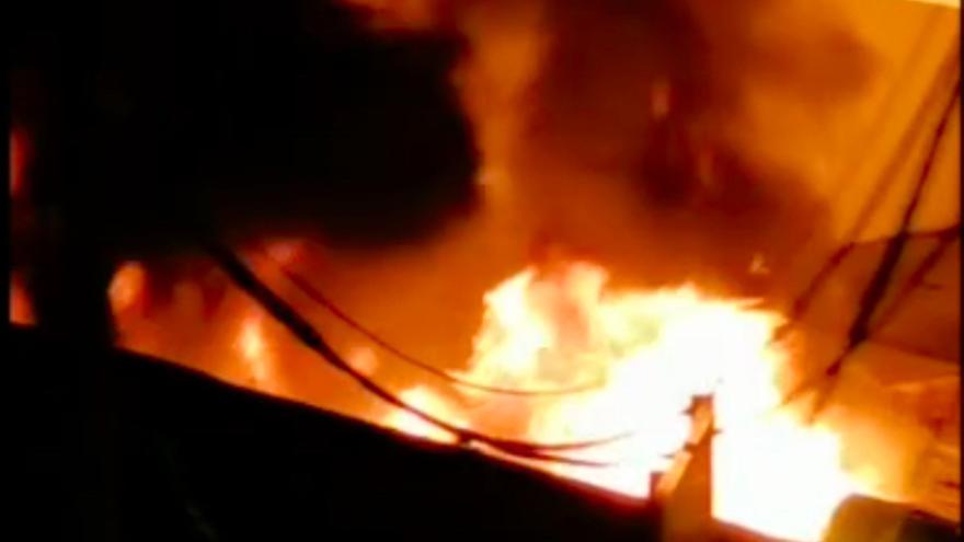 Un gran incendio de contenedores provoca grandes daños en Palma