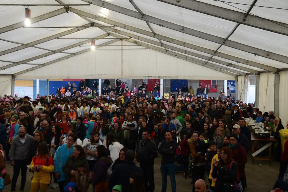 Cientos de personas llenan la carpa del paseo para asistir al pregón de la agrupación "Cada un que se safe" y para presenciar el primer festival de comparsas del año