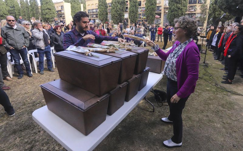 Entrega de los restos de los fusilados por el franquismo a sus familiares, en Paterna