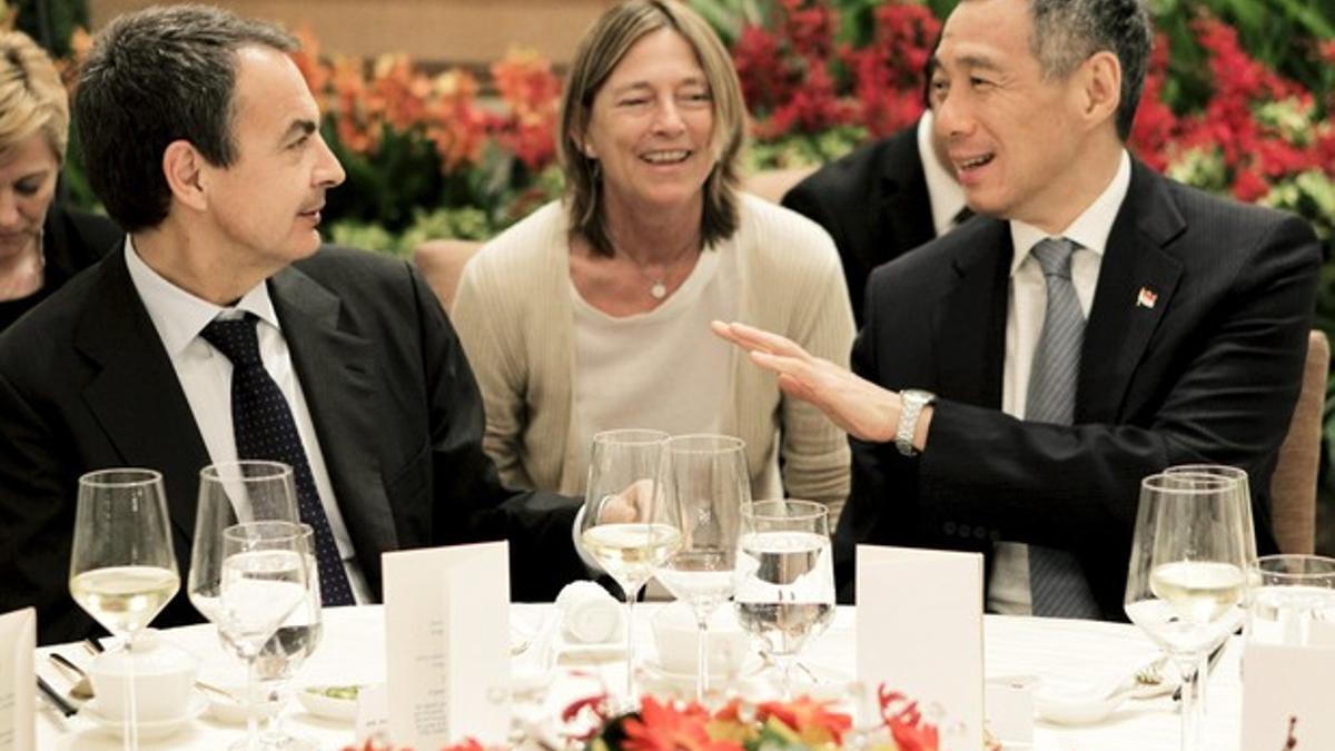 José Luis Rodríguez Zapatero escucha al primer ministro de Singapur, Lee Hsien Loong, durante la cena en su honor, el miércoles.