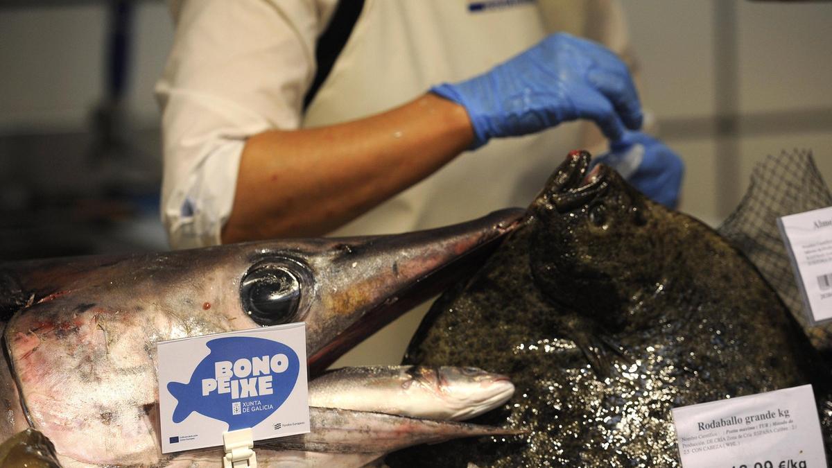 Una pescadería, con el logo del Bono Peixe.