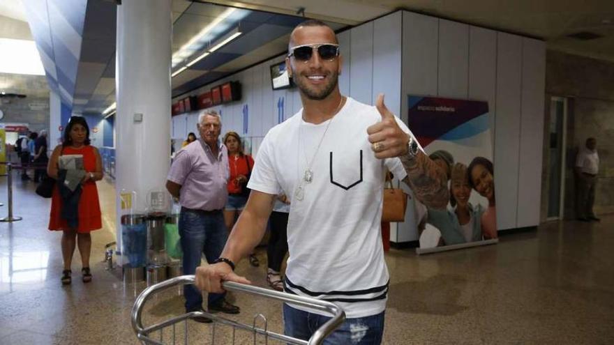 Guilherme dos Santos, a su llegada ayer al aeropuerto de Alvedro.