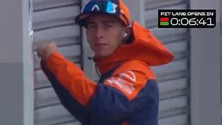 "¿Se puede?": el divertido momento de Acosta ante la persiana bajada del box de KTM