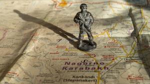 Una figura de un soldado sobre un mapa del Alto Karabaj.