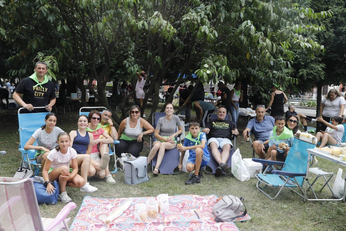 Trubia. El parque de Cataluña. Reportaje en la Jira de las fiestas de la localidad, con los romeros comiendo el bollo