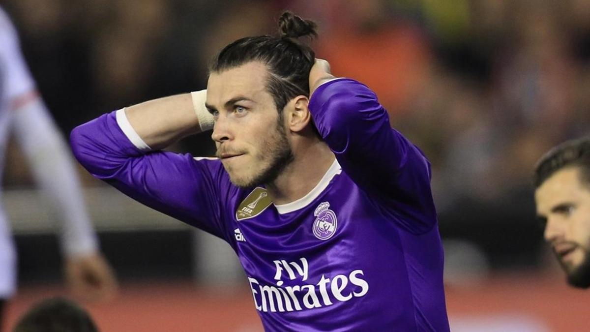 Gareth Bale lamenta una ocasión perdida, en Mestalla.