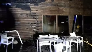 Un incendio sorprende de madrugada a un bar de les Coves de Vinromà