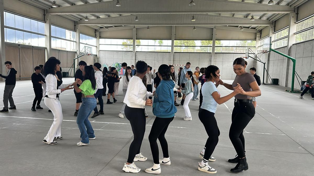 Alumnas do centro impartiron clases de bachata no ximnasio.