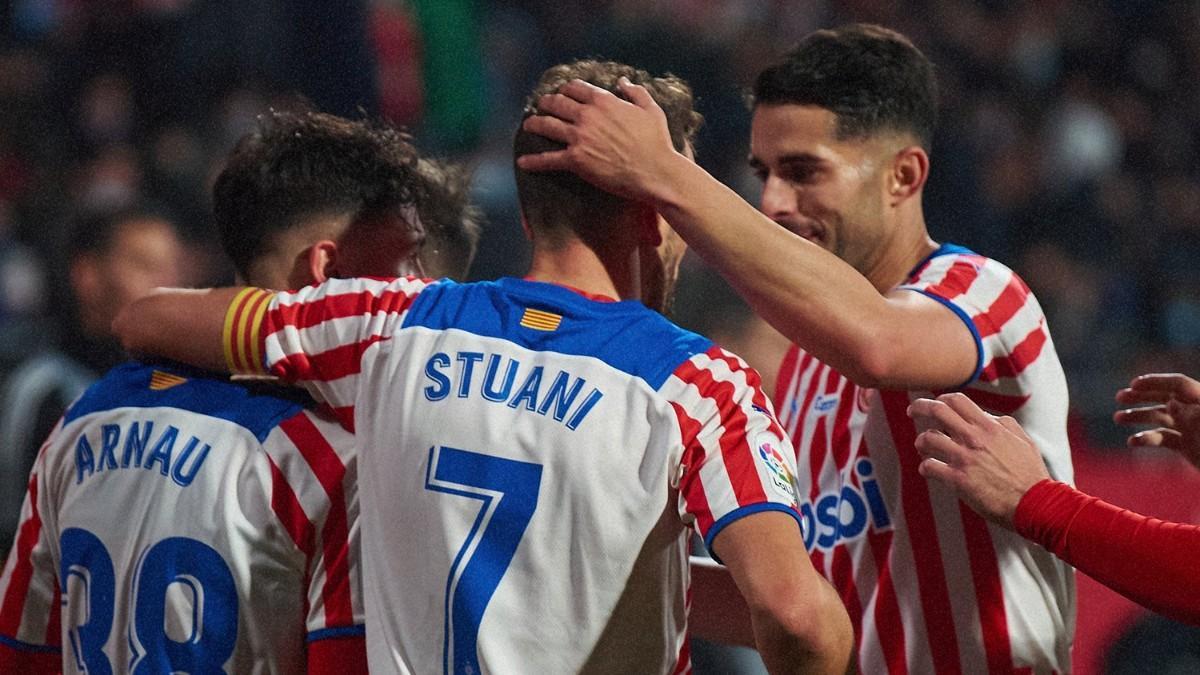 Stuani celebrando con sus compañeros