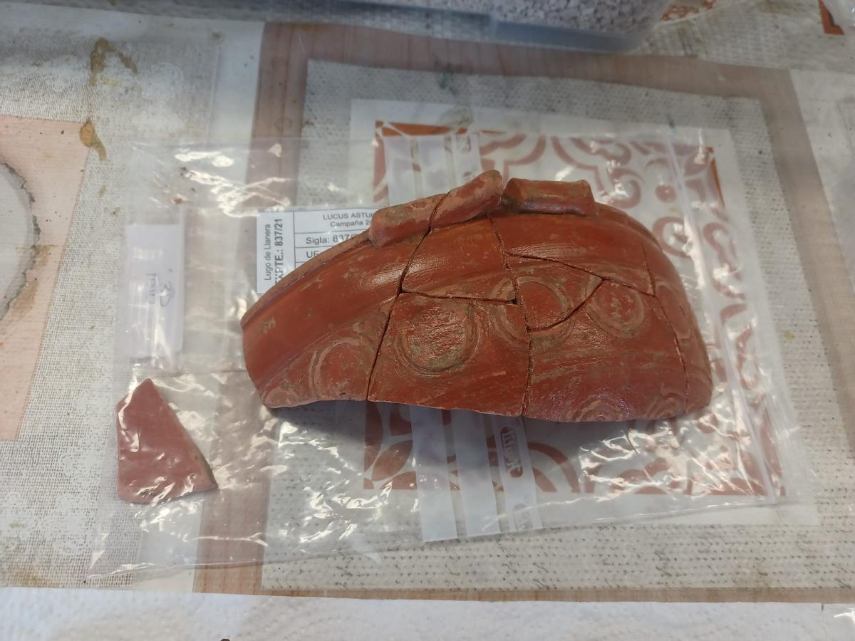 Fragmento decorado de una pieza cerámica hallada en Lucus Asturum.