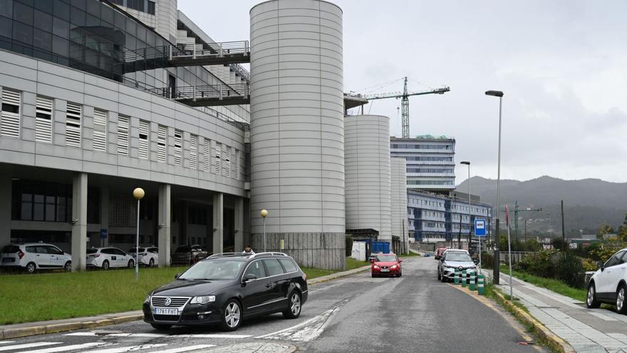 Accesos actuales a Montecelo, con la obra del nuevo hospital al fondo. |   // RAFA VÁZQUEZ